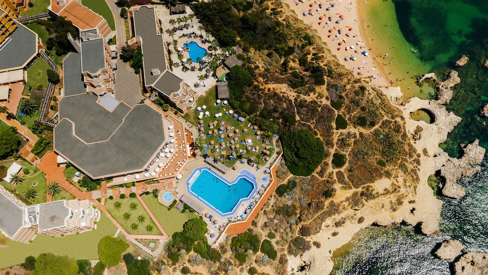Auramar Beach Resort — Swimming pool in Albufeira, Faro