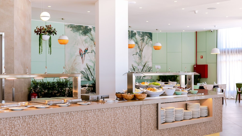 Auramar Beach Resort — Restaurant & bars in Albufeira, Faro
