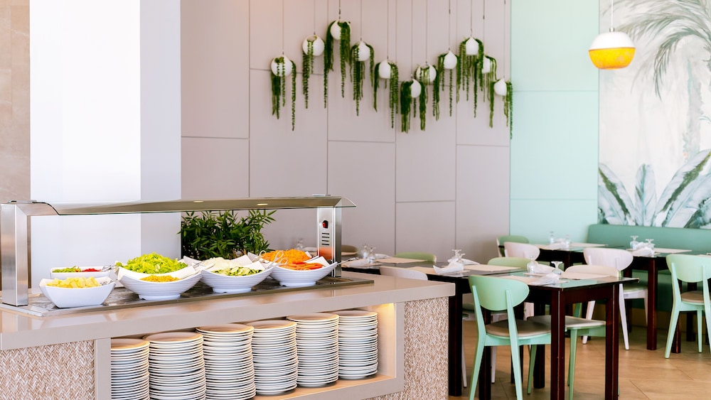 Auramar Beach Resort — Restaurant & bars in Albufeira, Faro