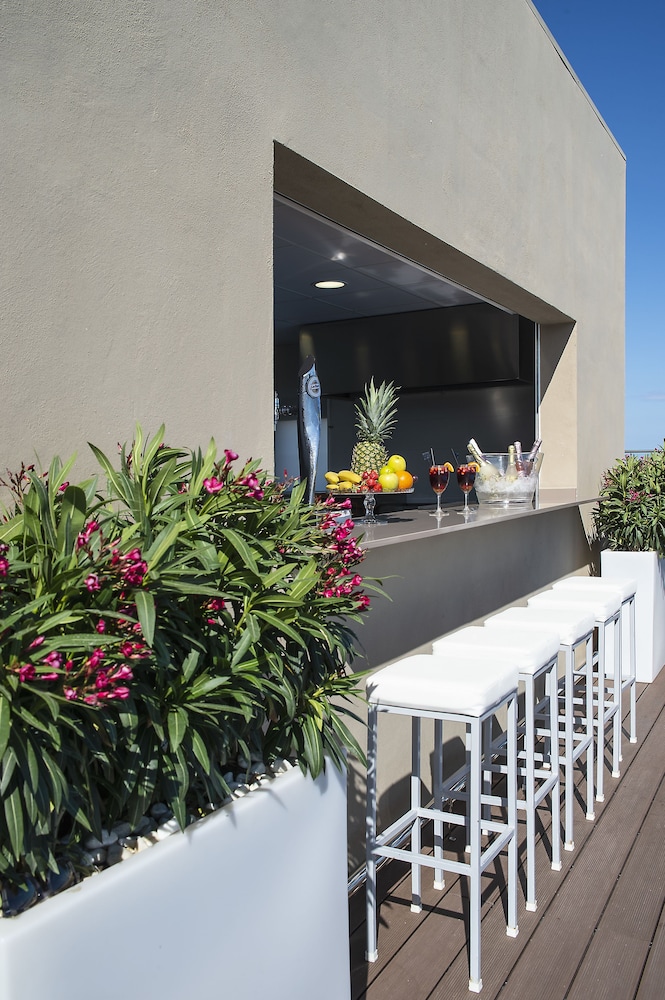 Hotel El Puerto by Pierre & Vacances — Restaurant & bars in Fuengirola, Andalusia
