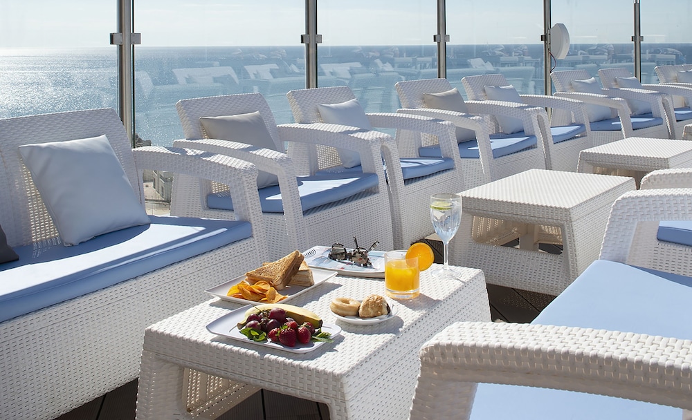 Hotel El Puerto by Pierre & Vacances — Restaurant & bars in Fuengirola, Andalusia