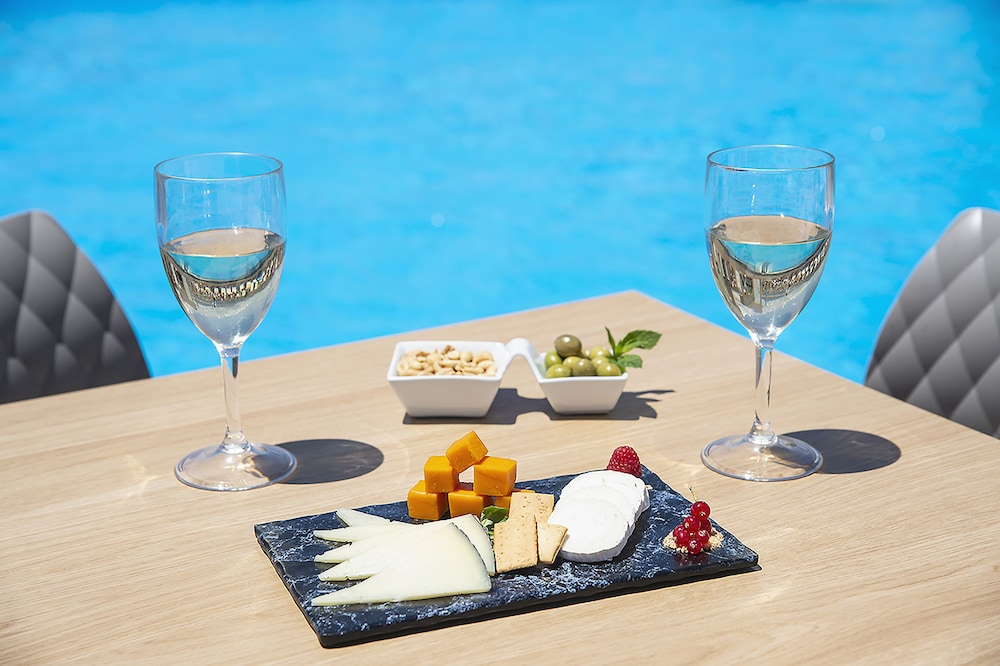 Hotel El Puerto by Pierre & Vacances — Swimming pool in Fuengirola, Andalusia