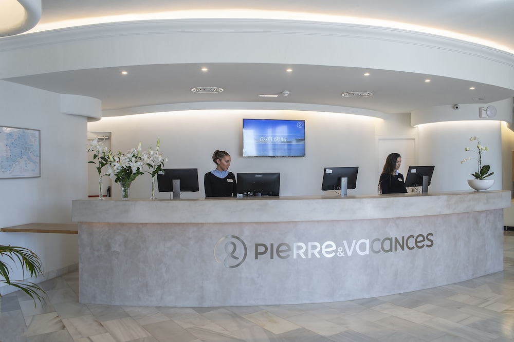 Hotel El Puerto by Pierre & Vacances — Hotel building in Fuengirola, Andalusia
