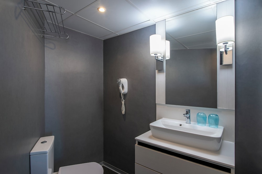 Hotel El Puerto by Pierre & Vacances — Hotel rooms in Fuengirola, Andalusia