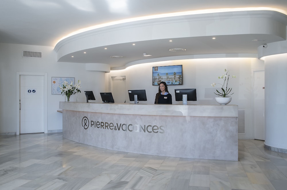 Hotel El Puerto by Pierre & Vacances — Hotel building in Fuengirola, Andalusia