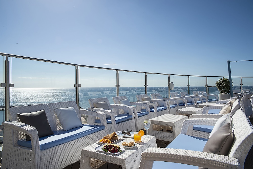 Hotel El Puerto by Pierre & Vacances — Restaurant & bars in Fuengirola, Andalusia