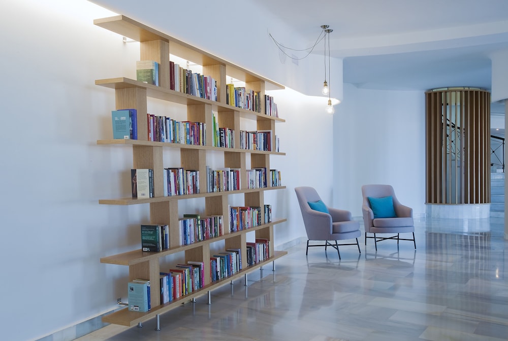 Hotel El Puerto by Pierre & Vacances — Hotel building in Fuengirola, Andalusia