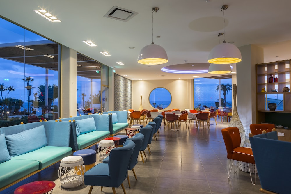 Leonardo Laura Beach & Splash Resort — Restaurant & bars in Chlorakas, Paphos Region