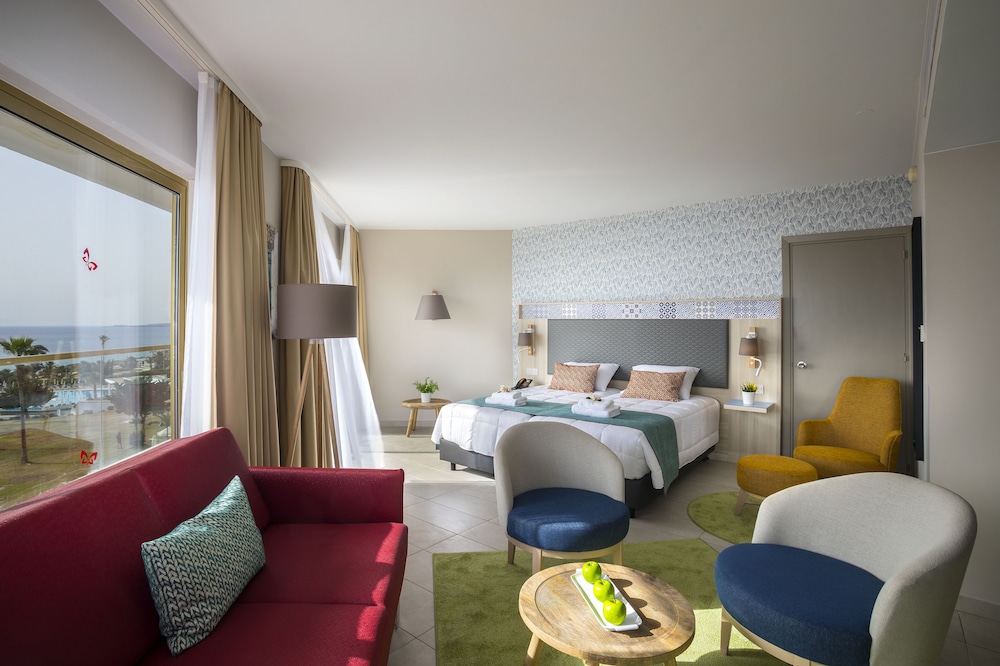 Leonardo Laura Beach & Splash Resort — Hotel rooms in Chlorakas, Paphos Region