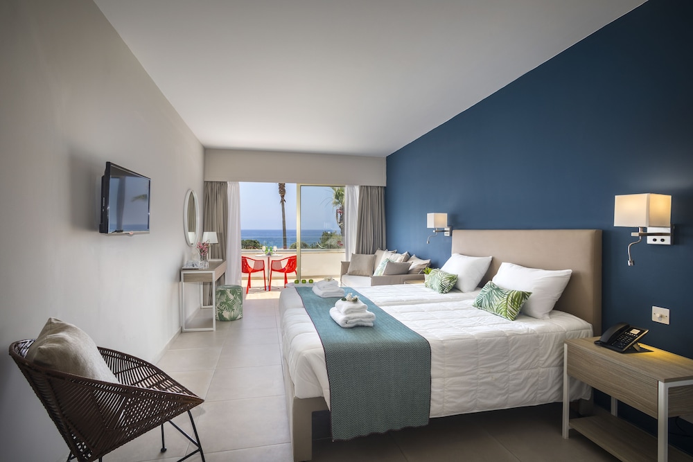 Leonardo Laura Beach & Splash Resort — Hotel rooms in Chlorakas, Paphos Region