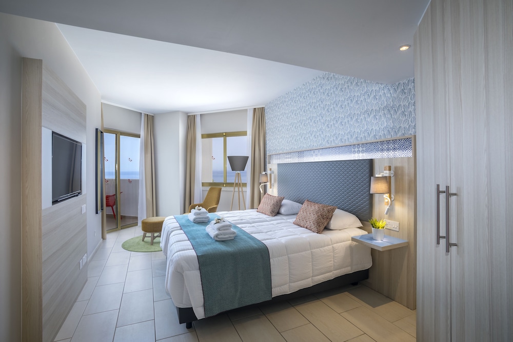 Leonardo Laura Beach & Splash Resort — Hotel rooms in Chlorakas, Paphos Region