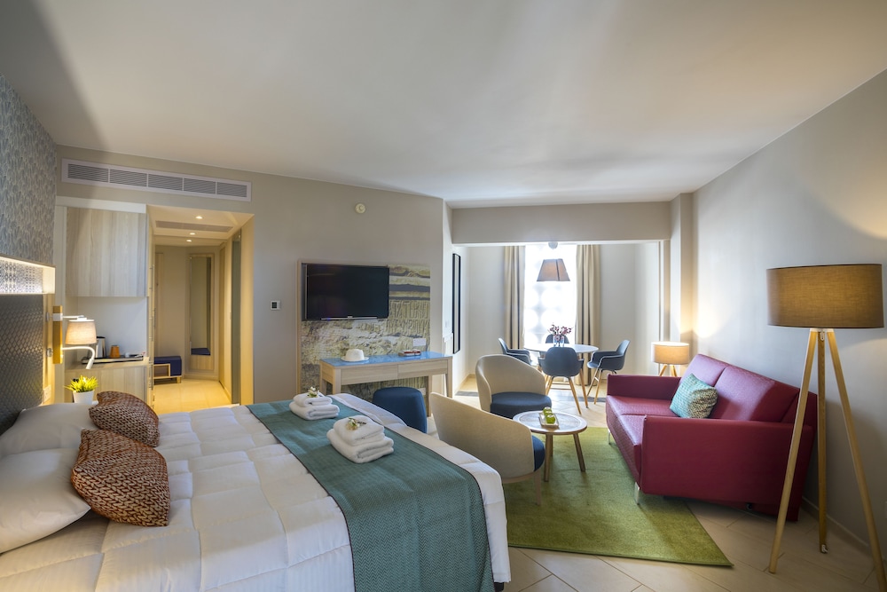 Leonardo Laura Beach & Splash Resort — Hotel rooms in Chlorakas, Paphos Region