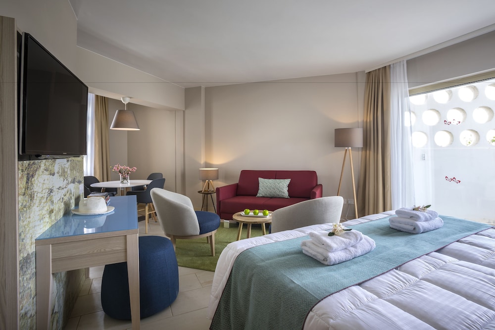 Leonardo Laura Beach & Splash Resort — Hotel rooms in Chlorakas, Paphos Region