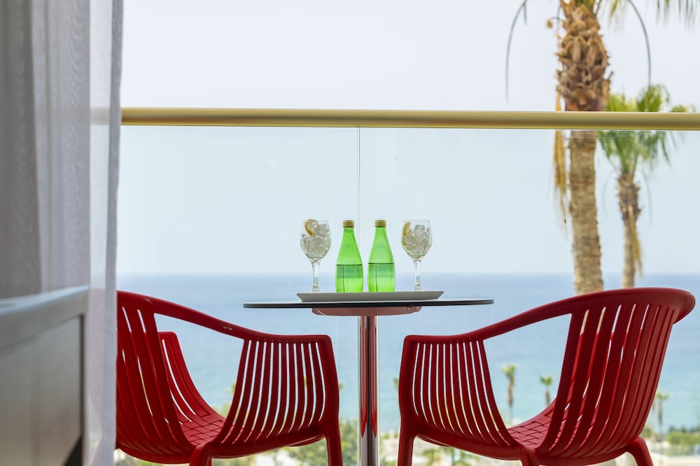 Leonardo Laura Beach & Splash Resort — Restaurant & bars in Chlorakas, Paphos Region