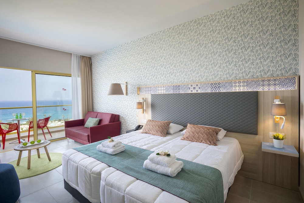Leonardo Laura Beach & Splash Resort — Hotel rooms in Chlorakas, Paphos Region
