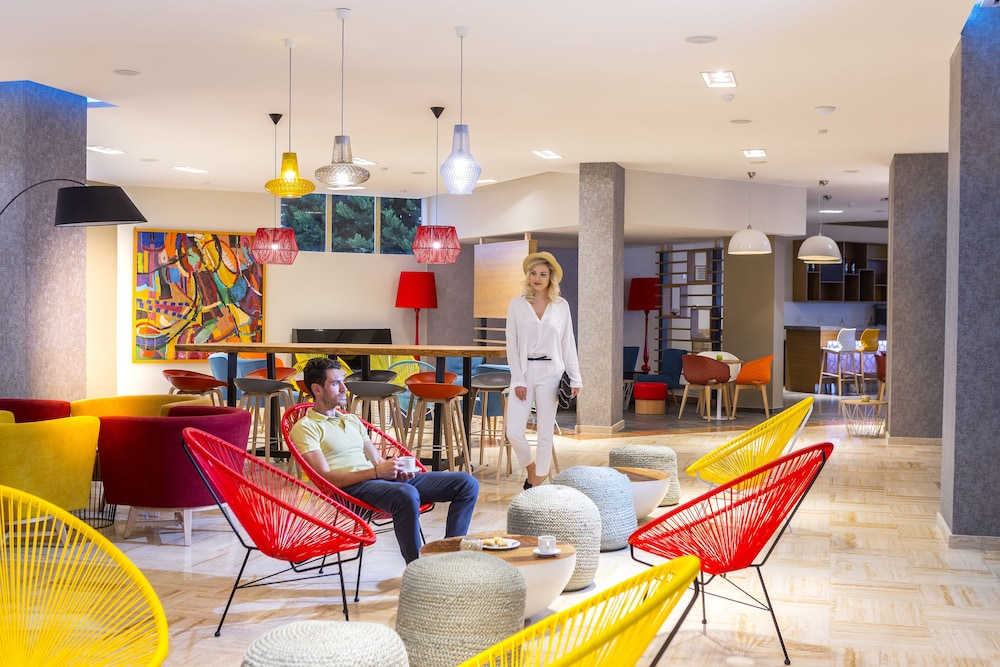 Leonardo Laura Beach & Splash Resort — Restaurant & bars in Chlorakas, Paphos Region