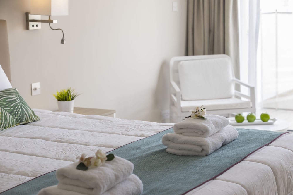 Leonardo Laura Beach & Splash Resort — Hotel rooms in Chlorakas, Paphos Region
