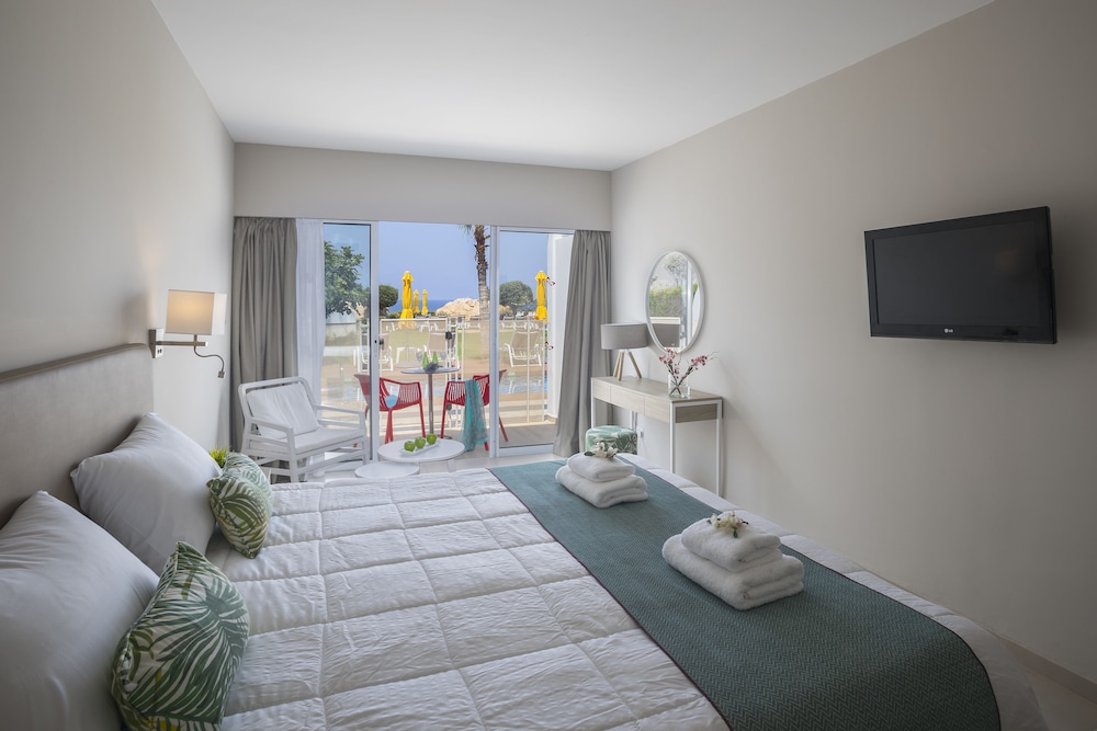 Leonardo Laura Beach & Splash Resort — Hotel rooms in Chlorakas, Paphos Region
