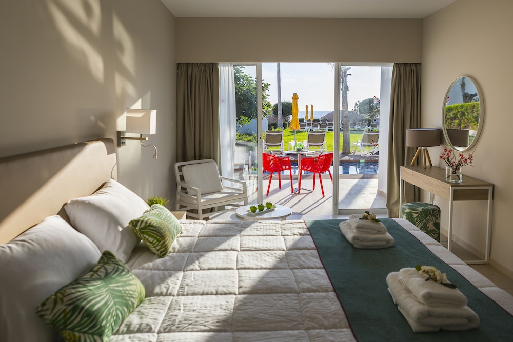 Leonardo Laura Beach & Splash Resort — Hotel rooms in Chlorakas, Paphos Region