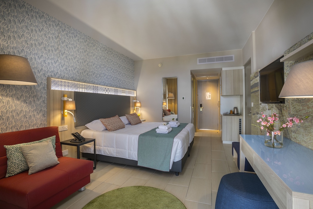 Leonardo Laura Beach & Splash Resort — Hotel rooms in Chlorakas, Paphos Region