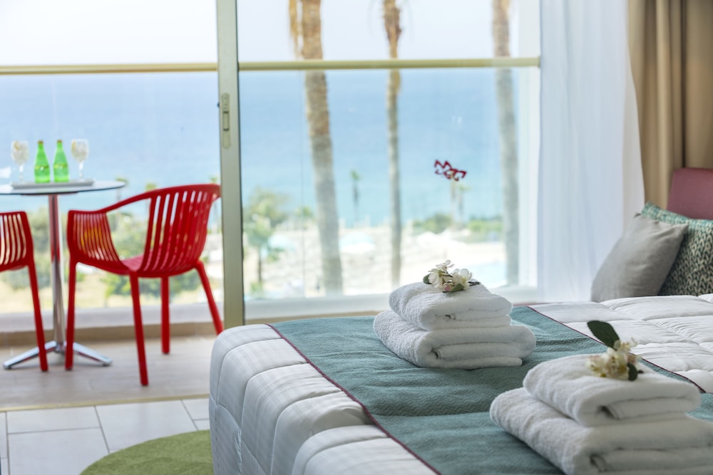Leonardo Laura Beach & Splash Resort — Hotel rooms in Chlorakas, Paphos Region
