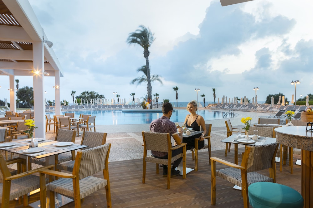 Leonardo Laura Beach & Splash Resort — Restaurant & bars in Chlorakas, Paphos Region