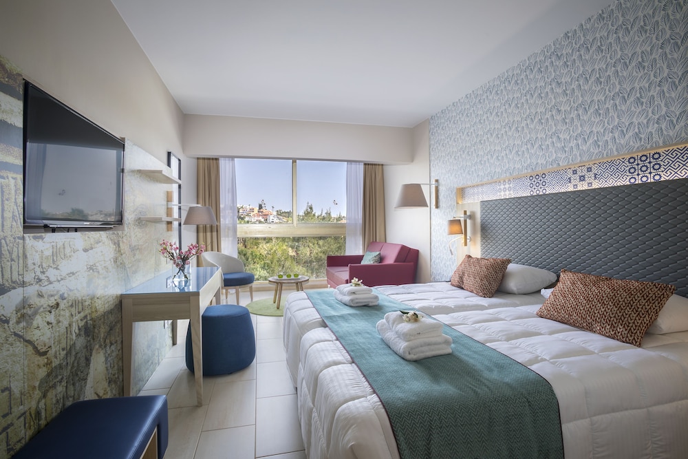 Leonardo Laura Beach & Splash Resort — Hotel rooms in Chlorakas, Paphos Region