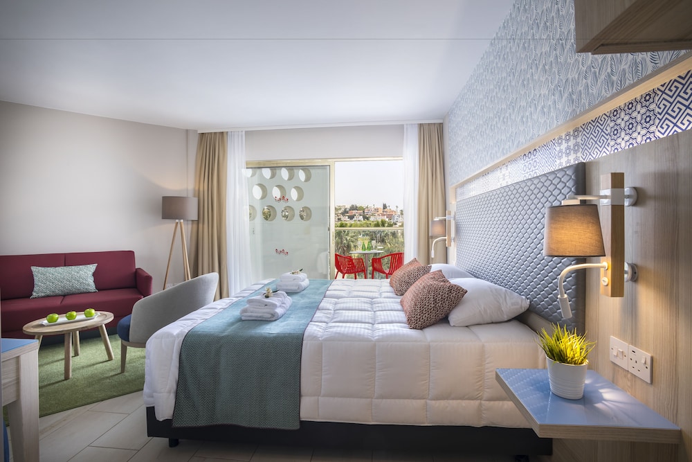 Leonardo Laura Beach & Splash Resort — Hotel rooms in Chlorakas, Paphos Region