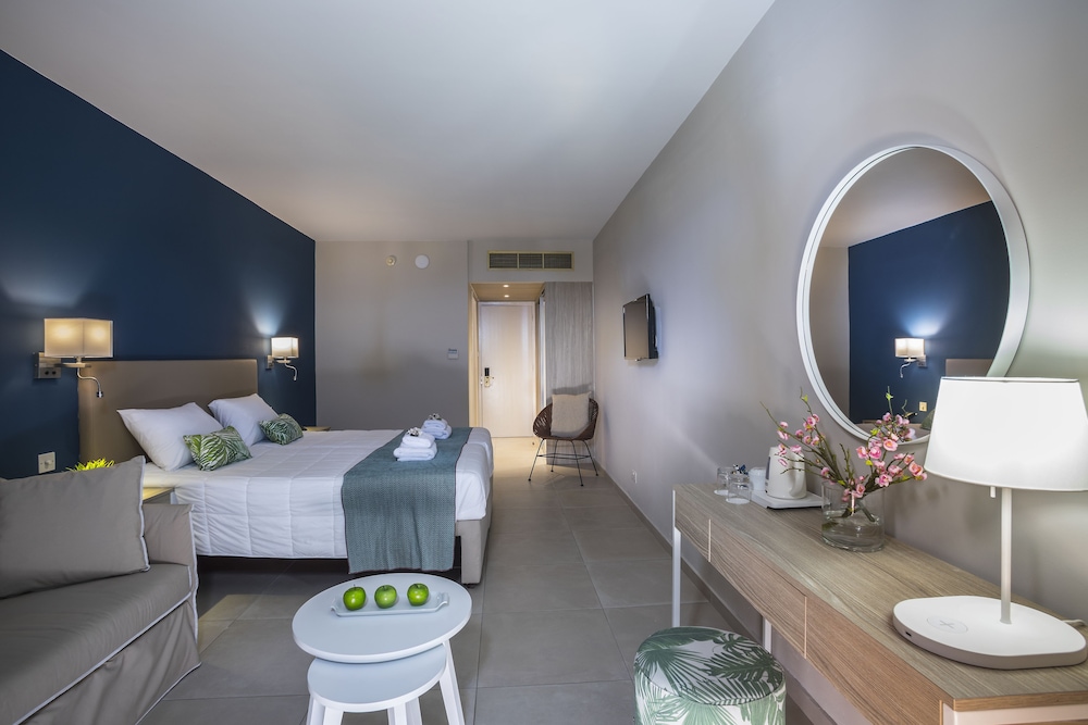 Leonardo Laura Beach & Splash Resort — Hotel rooms in Chlorakas, Paphos Region
