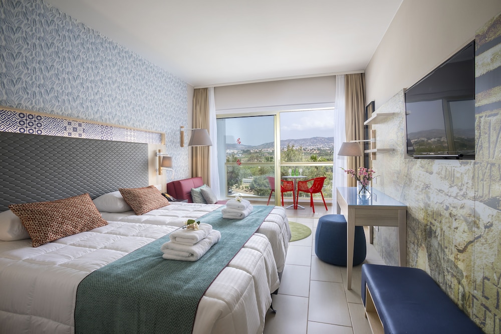 Leonardo Laura Beach & Splash Resort — Hotel rooms in Chlorakas, Paphos Region