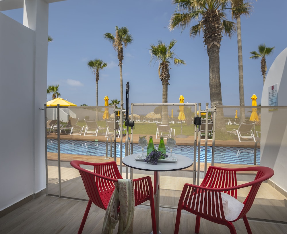 Leonardo Laura Beach & Splash Resort — Swimming pool in Chlorakas, Paphos Region