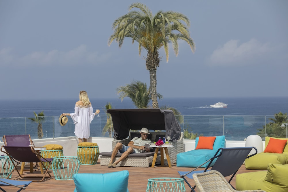 Leonardo Laura Beach & Splash Resort — Restaurant & bars in Chlorakas, Paphos Region