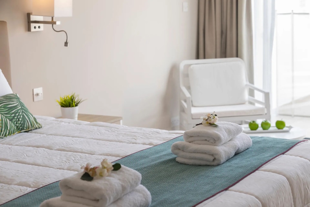 Leonardo Laura Beach & Splash Resort — Hotel rooms in Chlorakas, Paphos Region