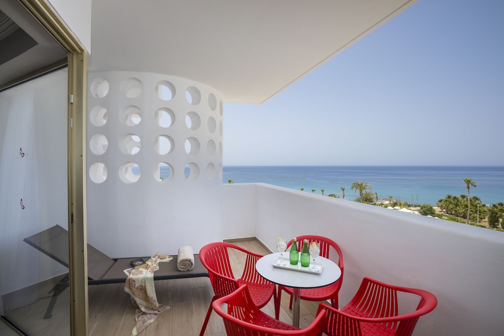 Leonardo Laura Beach & Splash Resort — Hotel rooms in Chlorakas, Paphos Region