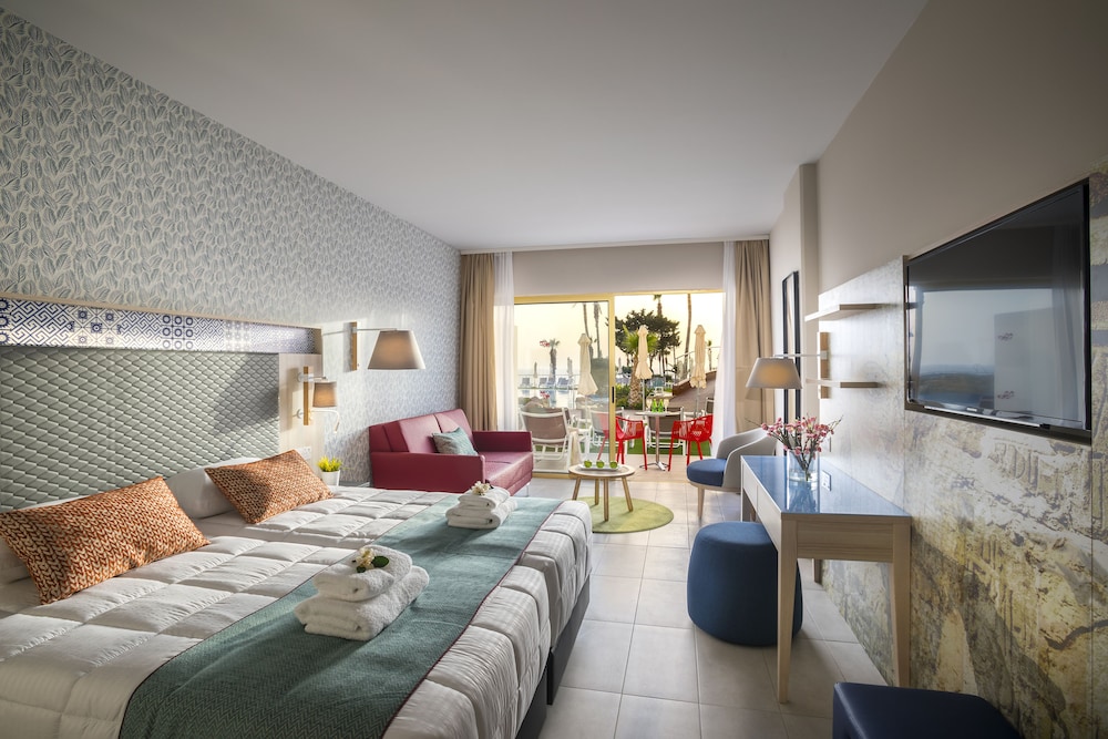 Leonardo Laura Beach & Splash Resort — Hotel rooms in Chlorakas, Paphos Region