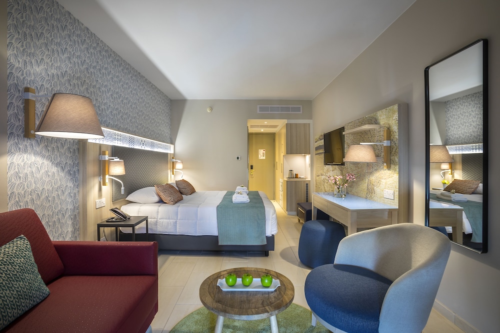 Leonardo Laura Beach & Splash Resort — Hotel rooms in Chlorakas, Paphos Region
