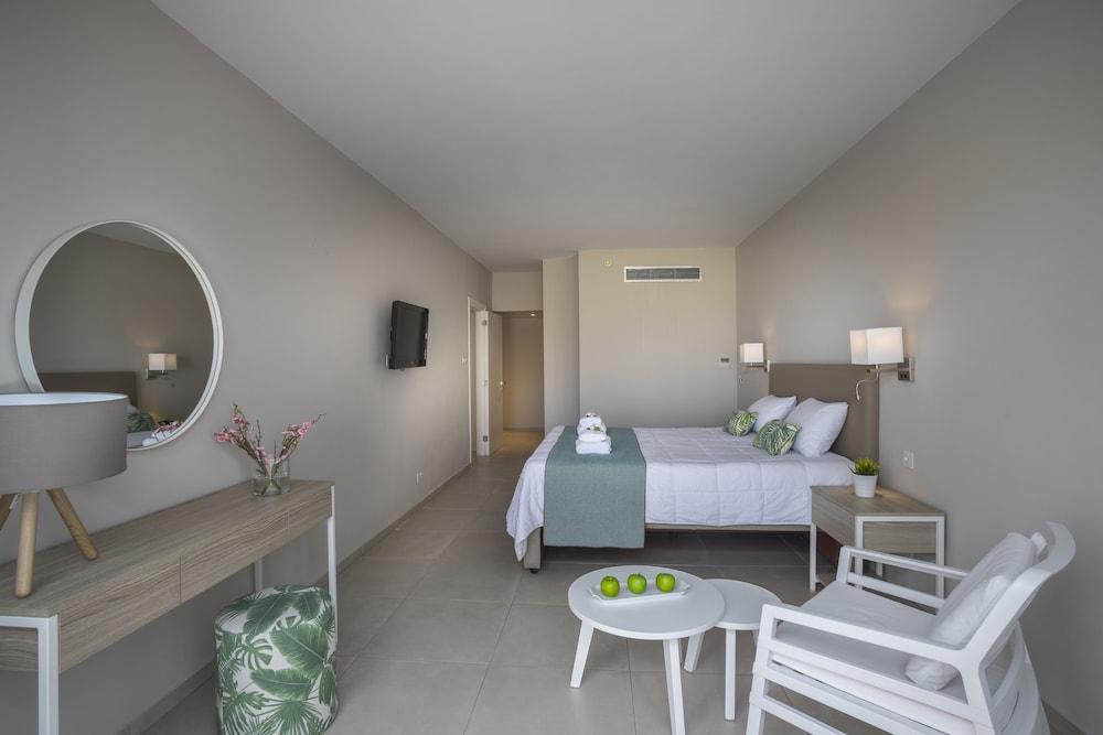 Leonardo Laura Beach & Splash Resort — Hotel rooms in Chlorakas, Paphos Region
