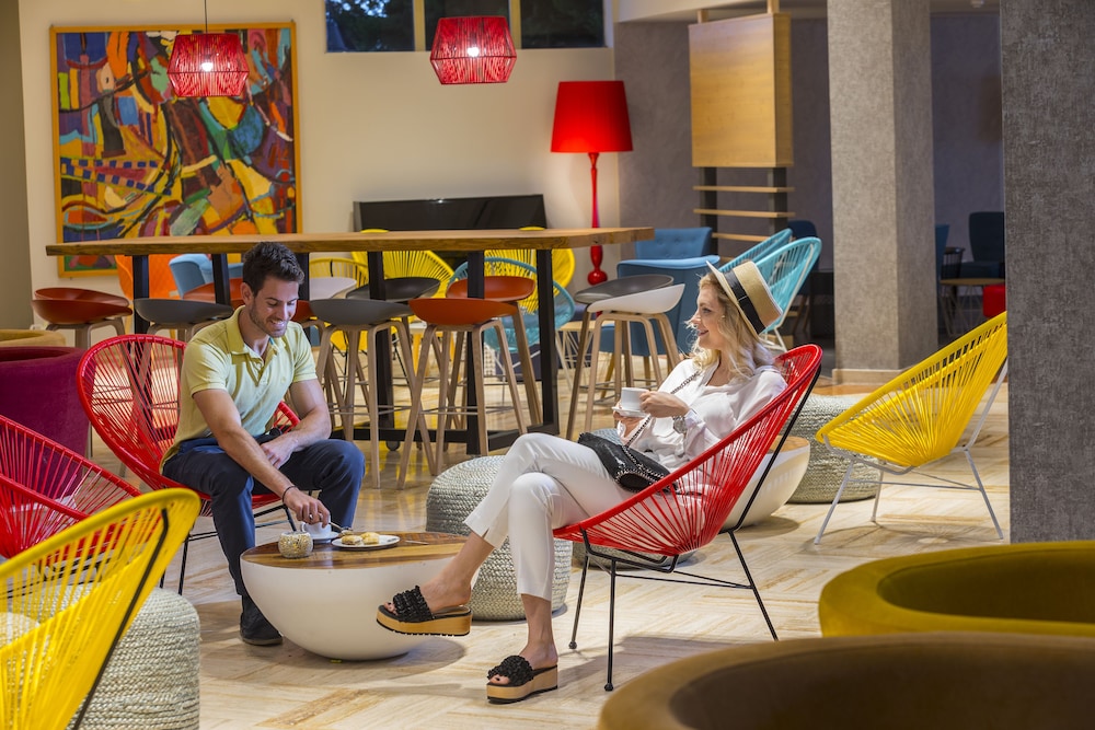 Leonardo Laura Beach & Splash Resort — Restaurant & bars in Chlorakas, Paphos Region
