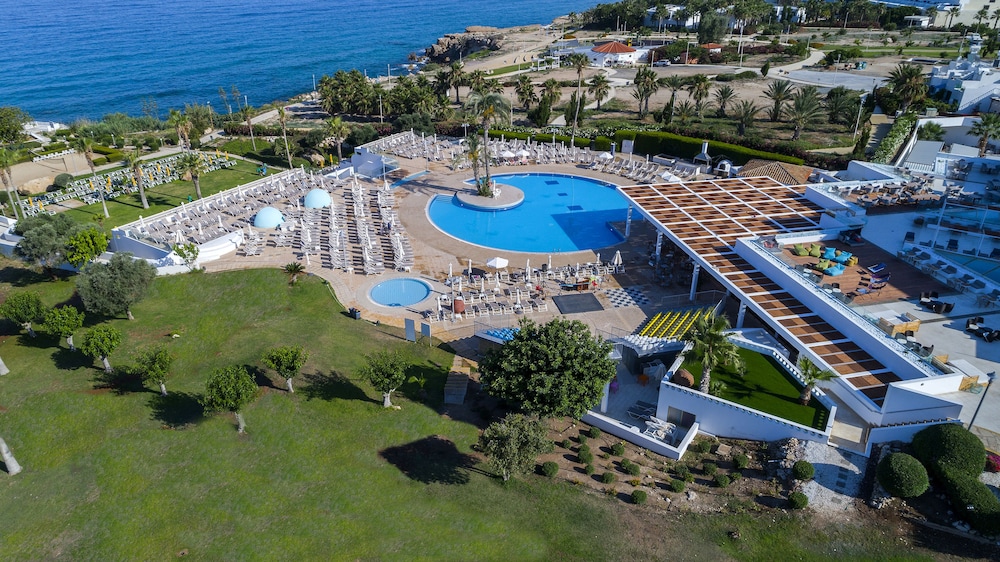 Leonardo Laura Beach & Splash Resort — Swimming pool in Chlorakas, Paphos Region