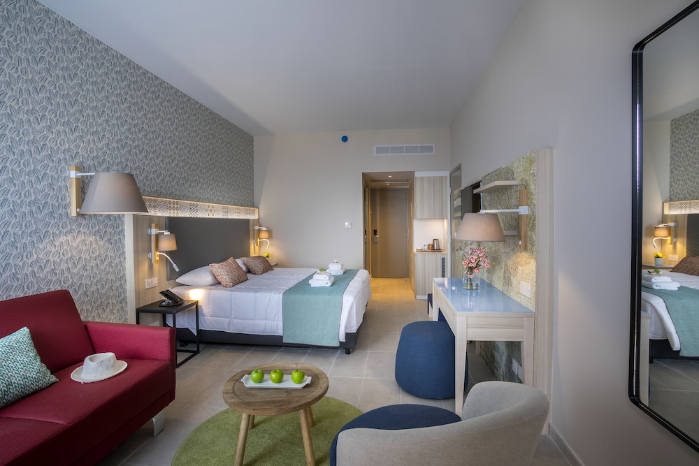 Leonardo Laura Beach & Splash Resort — Hotel rooms in Chlorakas, Paphos Region