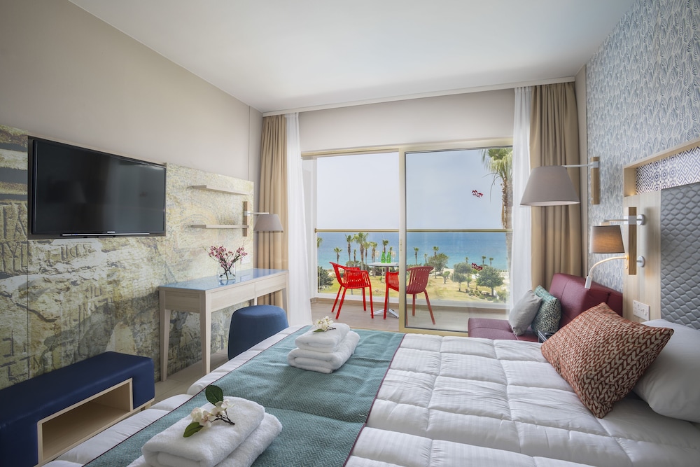 Leonardo Laura Beach & Splash Resort — Hotel rooms in Chlorakas, Paphos Region