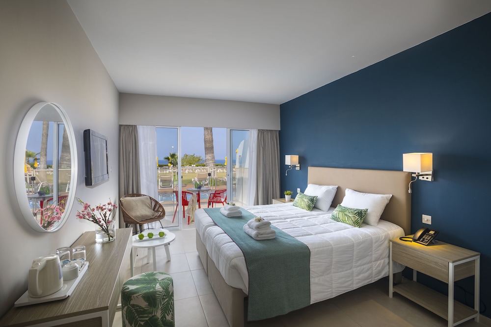 Leonardo Laura Beach & Splash Resort — Hotel rooms in Chlorakas, Paphos Region