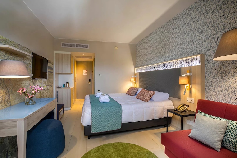 Leonardo Laura Beach & Splash Resort — Hotel rooms in Chlorakas, Paphos Region