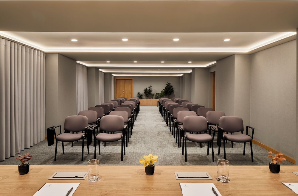 Dom Jose Beach Hotel — Hotel building in Quarteira, Faro