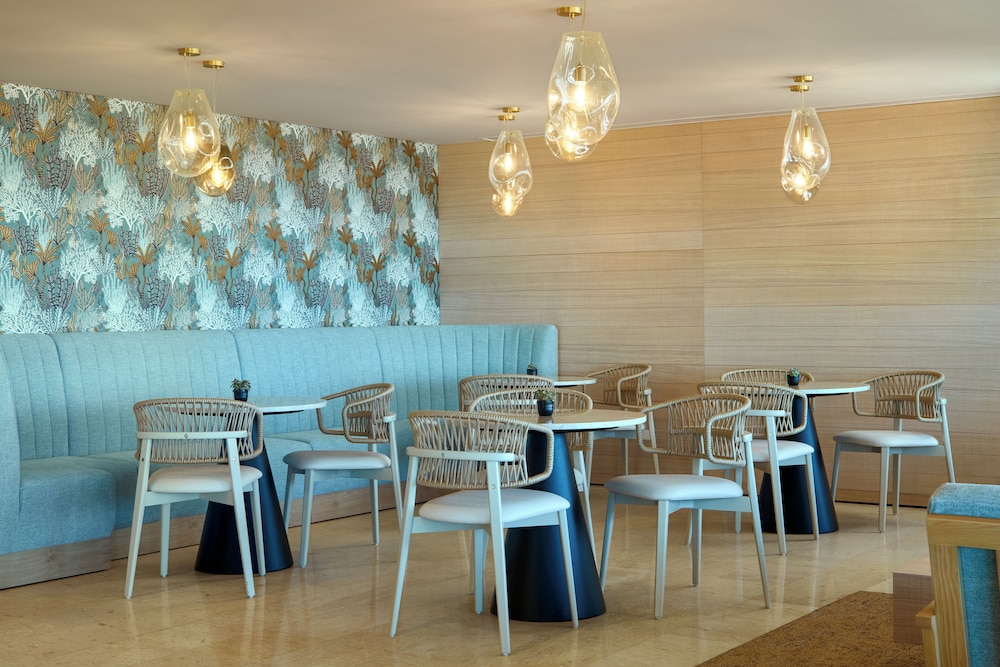 Dom Jose Beach Hotel — Restaurant & bars in Quarteira, Faro