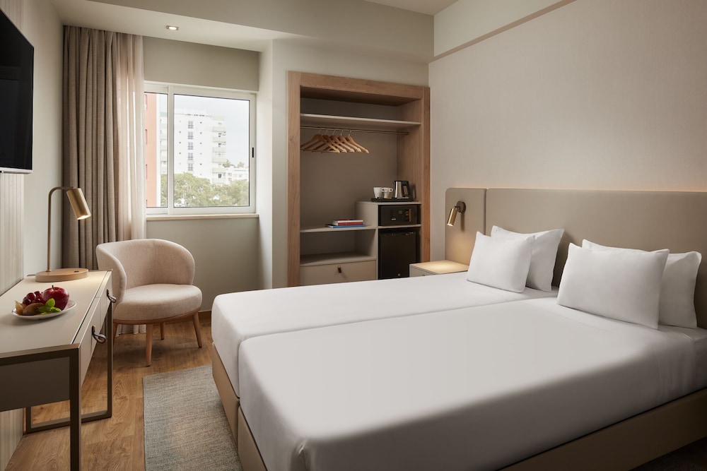 Dom Jose Beach Hotel — Hotel rooms in Quarteira, Faro