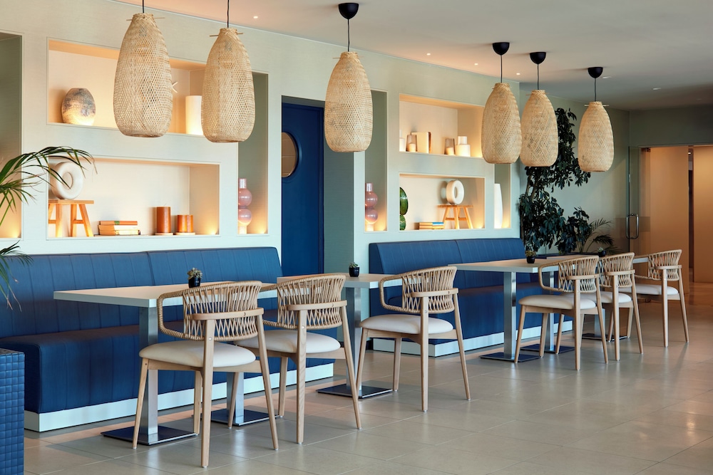 Dom Jose Beach Hotel — Restaurant & bars in Quarteira, Faro