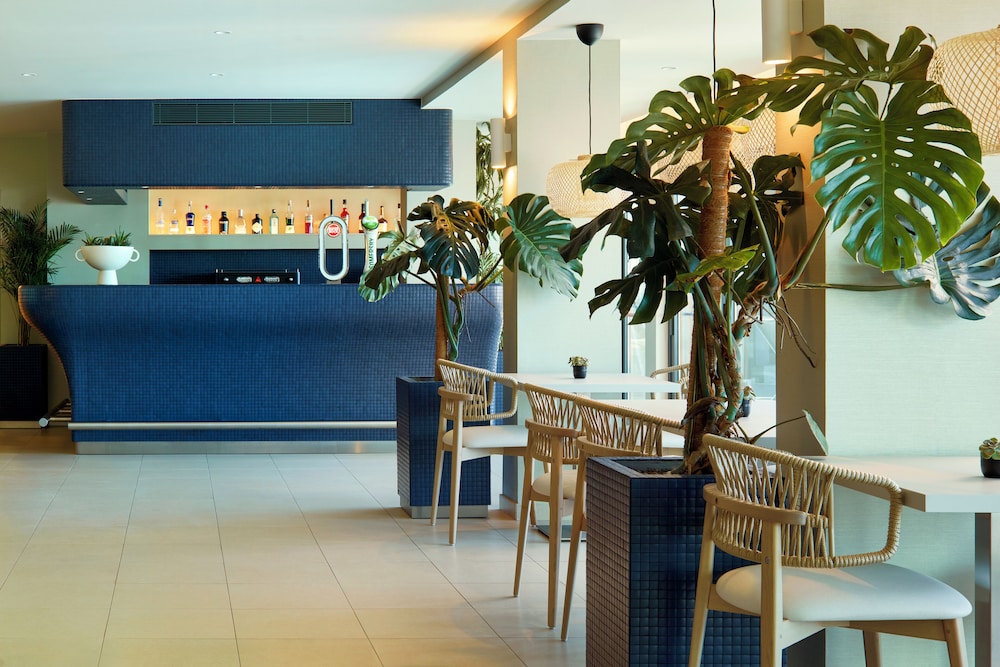 Dom Jose Beach Hotel — Restaurant & bars in Quarteira, Faro