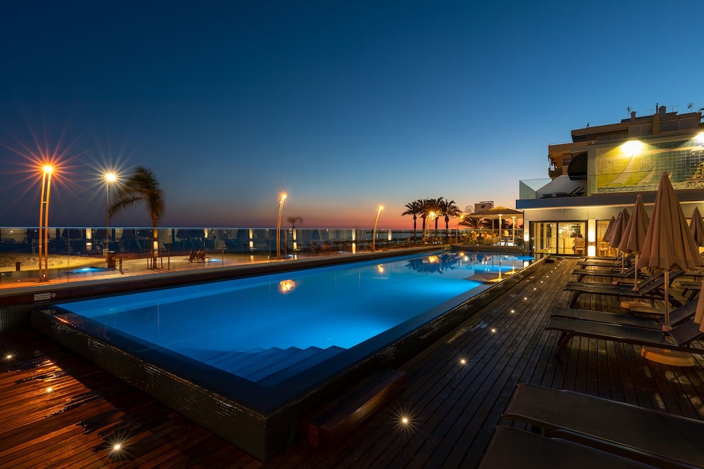 Dom Jose Beach Hotel — Swimming pool in Quarteira, Faro