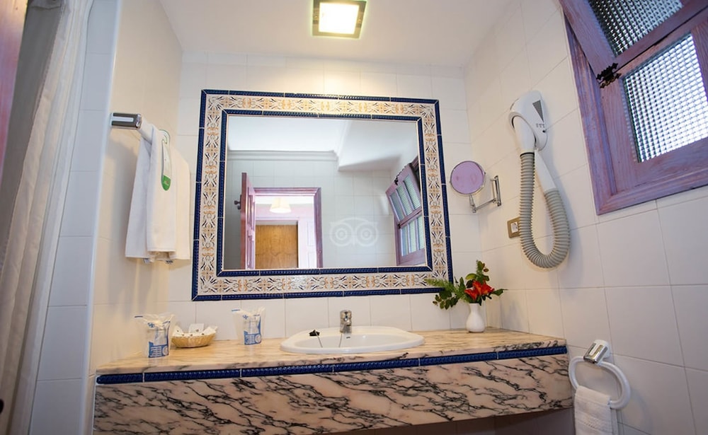 Hotel Parque Tropical — Hotel rooms in Playa del Ingles, Canary Islands